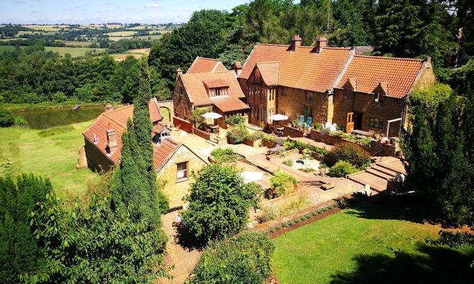 Sibford Gower Cottage | Aslan, C.S Lewis inspired accommodation in the Oxfordshire Cotswolds. Sleeps 6
