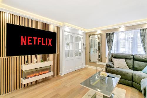 Bierton House | Aspen Close 4 Bedroom Retreat with Spa, Sauna and Gym