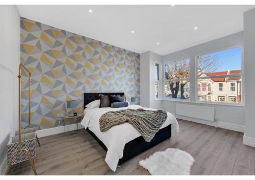Westcliff-on-Sea Apartment | Astonishing 4BR House - Perfect for a Big Family