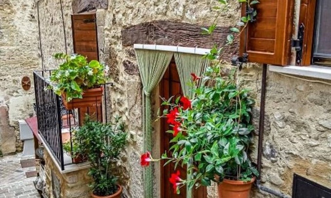Roccascalegna House | At the Oven Door