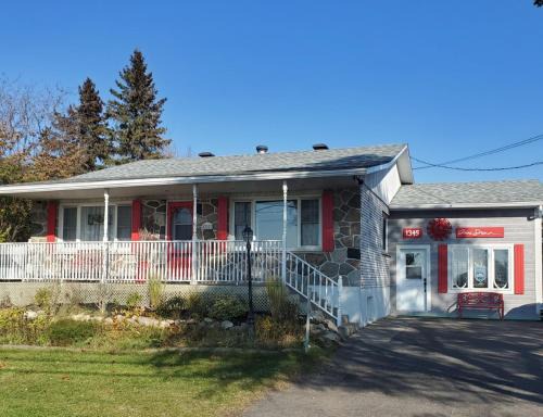 Sainte-Julie Bed & Breakfast | Atelier Galerie Anne Drouin Peinture & Pension