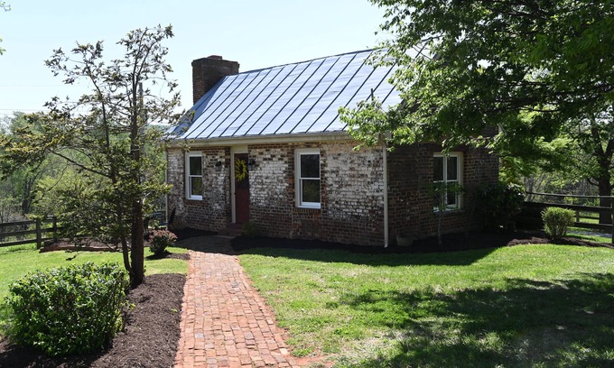 Clifford Cottage | Athlone Farm’s Historic Cottage—ca.1800s, Unique, Charming, renovated, sleeps 4