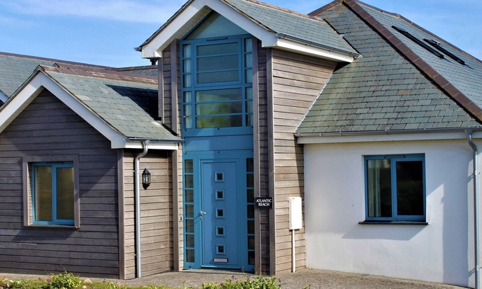 Widemouth Bay Cottage | ATLANTIC REACH, pet friendly, with open fire in Widemouth Bay