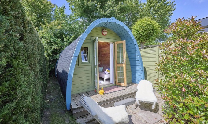 Goedereede Ski Chalet | Atmospheric wooden Tiny House near the beach