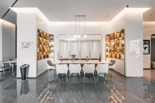 Zhongyuan District Hotel | Atour Light Zhengzhou West Longhai Road Subway Station