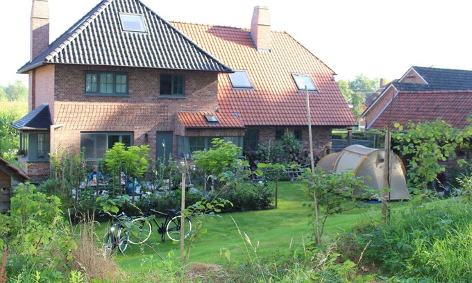 Sint-Laureins House | Attractive natural house set against the Leopold Canal.