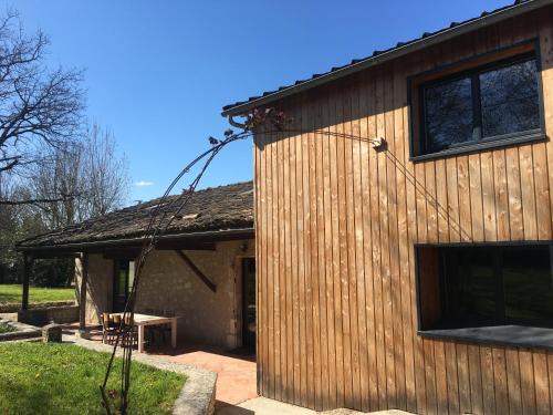 Saint-Eutrope-de-Born House | Au bercail de Bizebarre - Maison bois & pierre dans un hameau - Spa