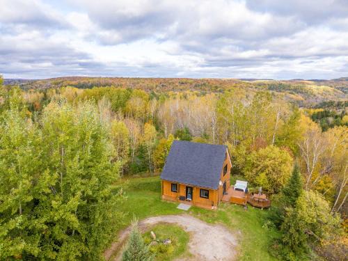 Sainte-Melanie House | Au Chic Chalet des Chutes Chic Cottage