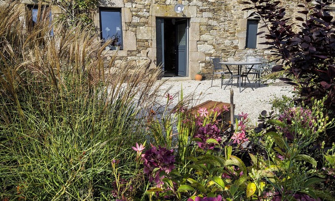 Le Vast Bed & Breakfast | Au fil de l'eau "Chambre d'hôtes" located at Le Vast in green countryside