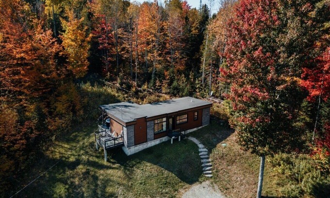 Sainte-Beatrix Ski Chalet | Au Petit Ruisseau – Relax with Spa, BBQ, Fire