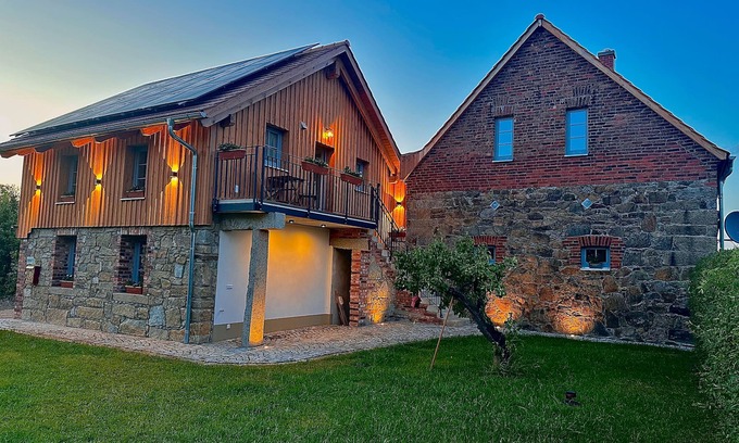 Konigshain Apartment | Aubrac Organic Farm Königshainer Berge with Private Garden, Balcony and Wi-Fi