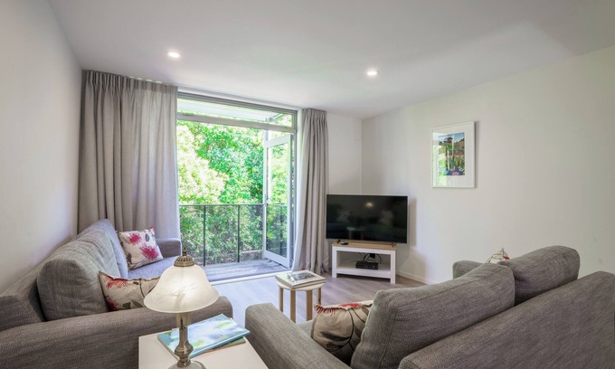 Parnell Apartment | Auckland City Escape: Modern Home with Spa Pool