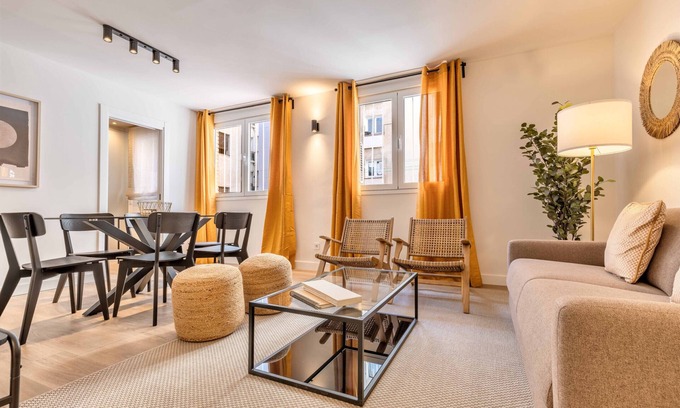 El Viso Apartment | Auditorio lll apartment in Madrid