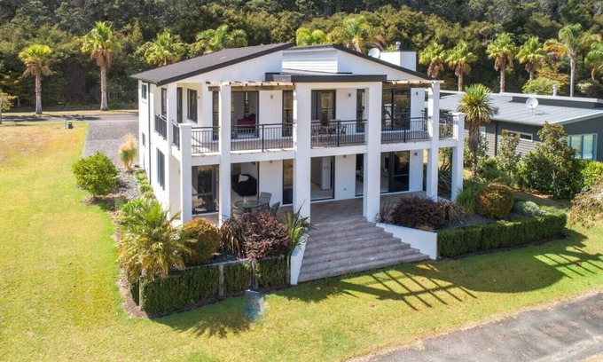 Pauanui House | Augusta Grand Pauanui, a Golfers Dream House