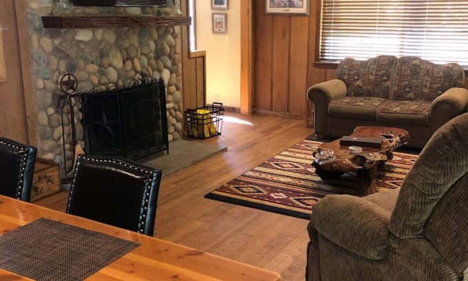 Cave Junction House | Augustino Vineyard Cowboy Cabin Cave Junction