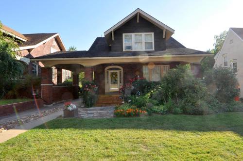 Berkeley Springs House | Aunt Bea's Bungalow - Pet Friendly - Hot Tub - Screen Porch - Wifi - Fenced Yard - King Bed - Town