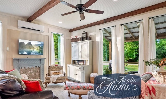 Hopkins County Cottage | Auntie Anna’s Country Retreat Serving Up Cinnamon Rolls!
