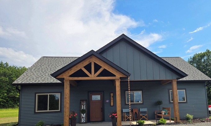 Holcombe House | Aurora is a 3-bedroom house in Holcombe. A year-round playground for all!