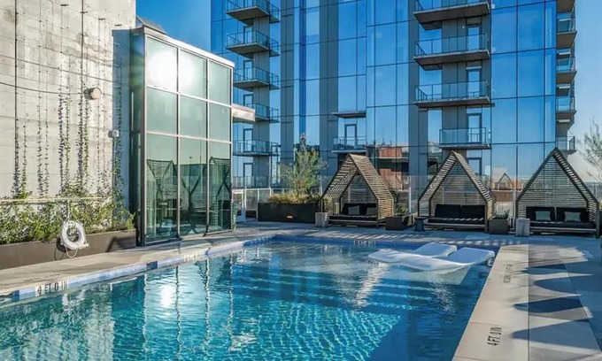Rainey Street Historic District House | Austin Lux Rooftop Pool New by Barclé
