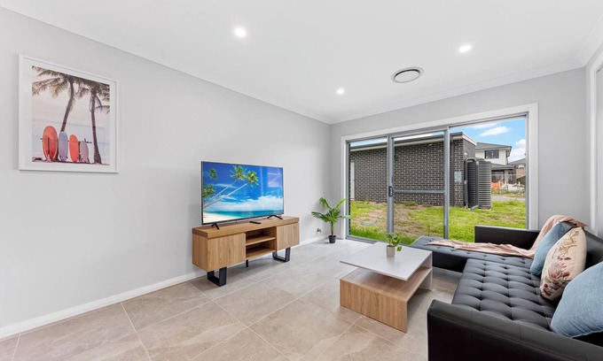 Austral House | Austral Brand New 3Br House with WiFi & Parking