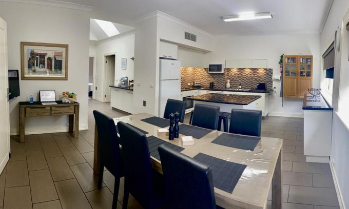 Dennington House | Austral Place 88 via Merri River
