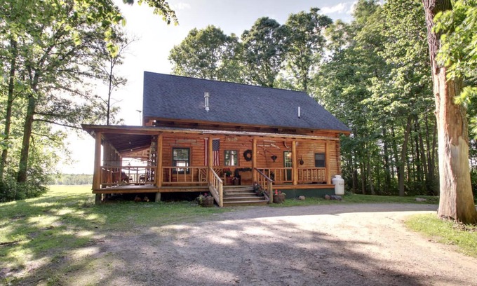 North Ferrisburgh Cabin | Authentic Log Cabin! - Mountain Views-Campfires FREE wood - Hot Tub - Near Lake