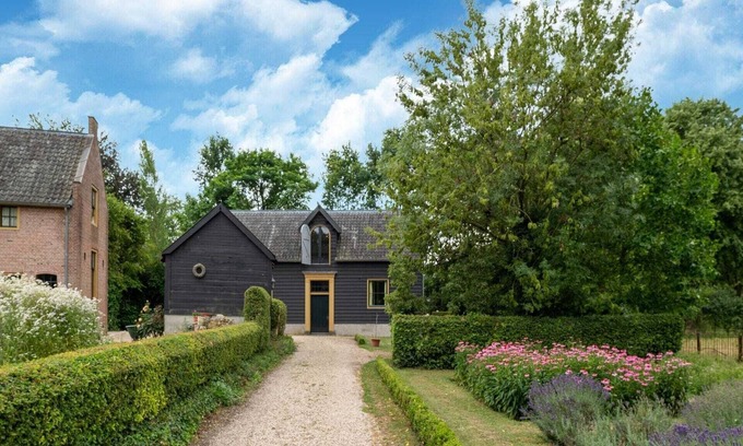 Deil Villa | Authentic Mansion in Deil near Lake