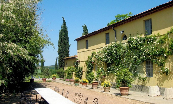 Lorenzana House | Authentic Tuscan farmhouse with pool for families and children