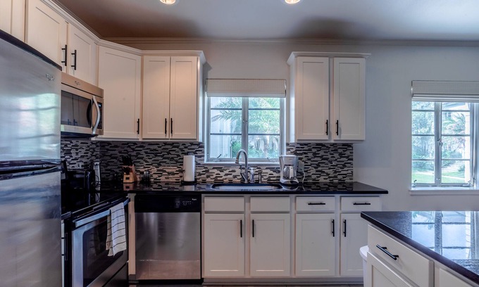 Touro Apartment | Avenue Gardens - Great Location 1 BR on St. Charles