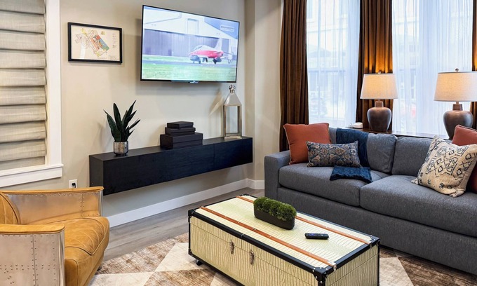Portsmouth Apartment | Aviation Design~DNTN~W&D~Fully Loaded Kitchennn