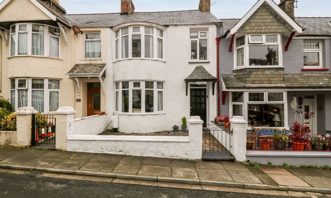 Borth-y-Gest Cottage | AVONDALE, family friendly, country holiday cottage in Borth-Y-Gest
