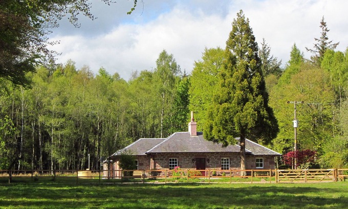 Auchterarder Cottage | Award-Winning 5 Star Luxury Retreat - Hot Tub, Sauna, Tennis, Fishing, Sky, Golf