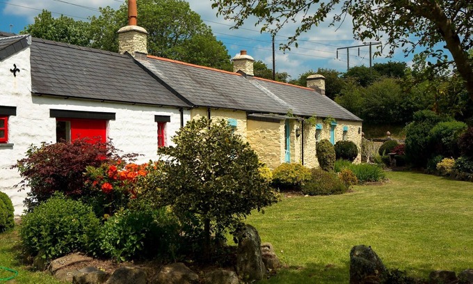 Haverfordwest Cottage | 'Award Winning' Beautiful 170 Year Old Pembrokeshire Stone Holiday Cottage
