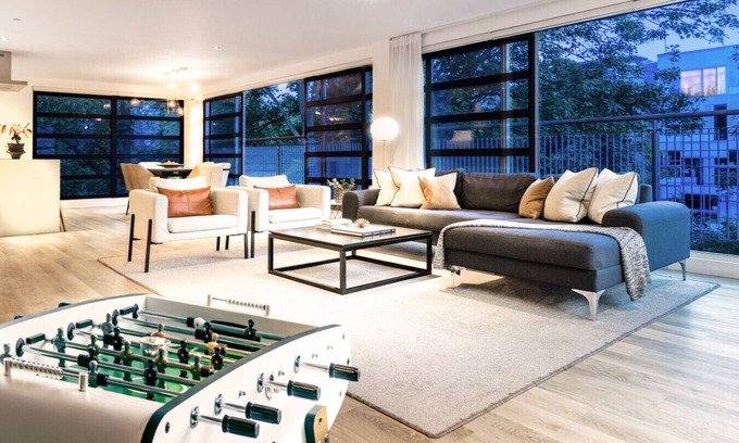 Leicester City Centre Apartment | Award Winning Stunning Modern Glass Wall Penthouse, Leicester City Centre Treeside Views