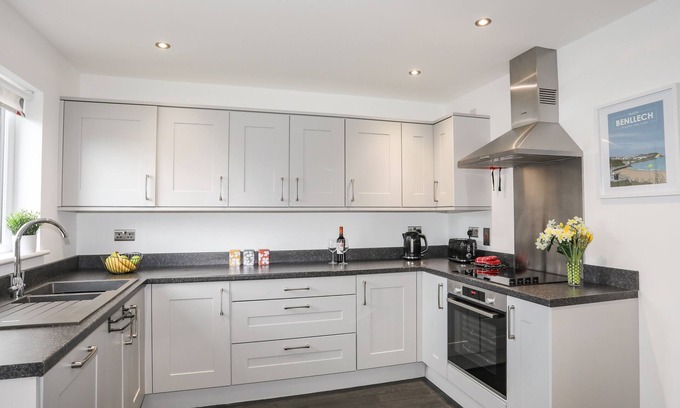 Brynteg Cottage | AWEL DEG PARC DELFRYN, family friendly, with a garden in Benllech