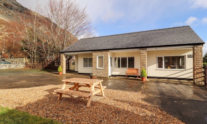 Llangynog Cottage | AWEL Y BERWYN, pet friendly, with a garden in Llangynog