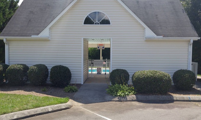 Clemmons Condo | Awesome ! 2 Bedroom , 2 Bath, With A Swimming Pool!