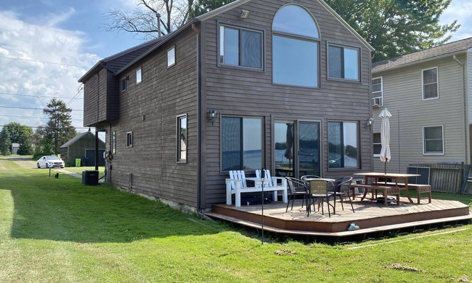 Bridgeport House | Awesome 3 Bdrm 2.5 bath Waterfront Oneida Lake House Vacation Rental Retreat