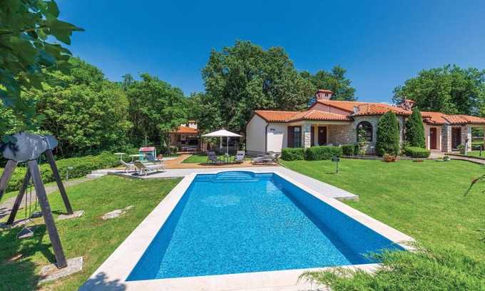 Belavici House | Awesome home in Belavici with sauna