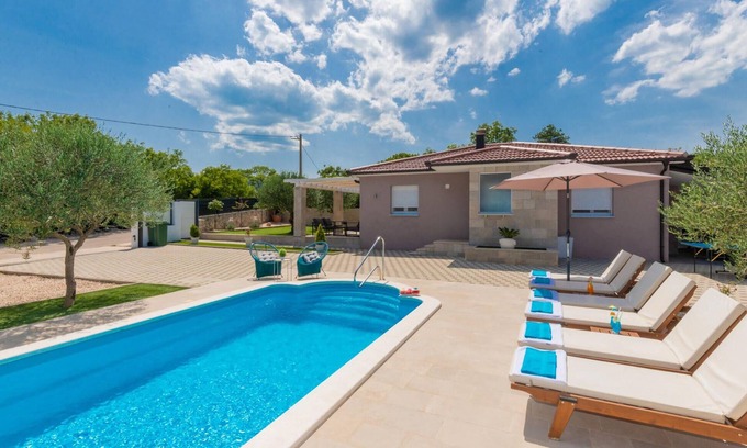 Kamenmost House | Awesome home in Kamenmost with jacuzzi