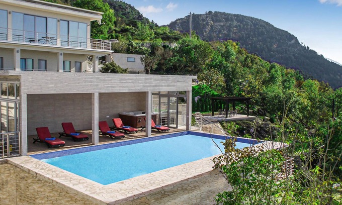 Mirac House | Awesome home in Kotor