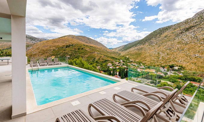 Zrnovnica House | Awesome Home in Zrnovnica With Sauna, Wifi and Swimming Pool