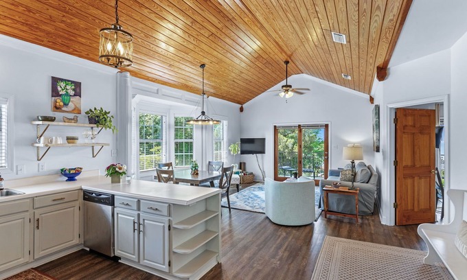 Fairhope Apartment | Azalea at Jubilee Suites Bed & Breakfast. 2K/2B.