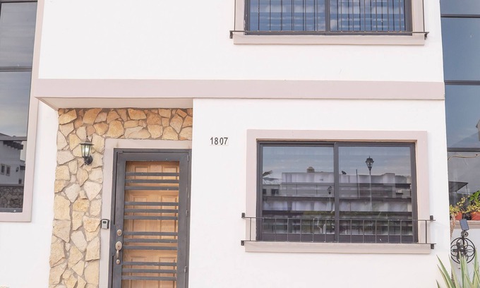 Cerritos Apartment | Azul Marino