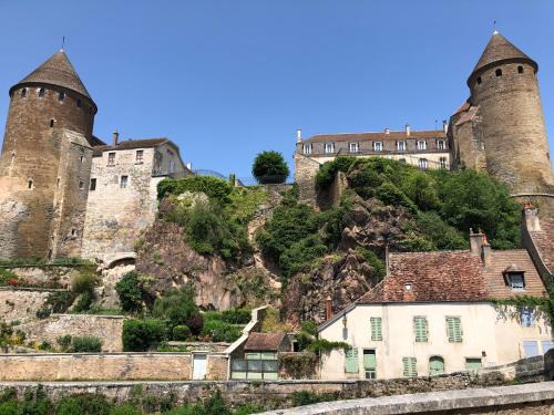 Semur-en-Auxois House | Bâtisse du pont pinard et son granit rose