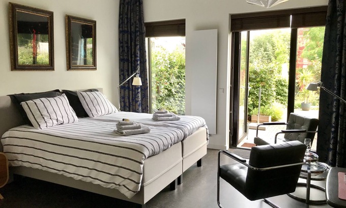 Dordrecht Bed & Breakfast | B&B/Art gallery with terras/garden In the historic center of Dordrecht