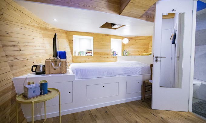 Amsterdam City Centre Bed & Breakfast | B&B on a ship