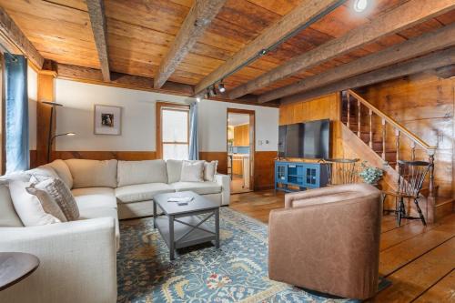Loudon Apartment | B - Porch Suite on Miles Smith Farm