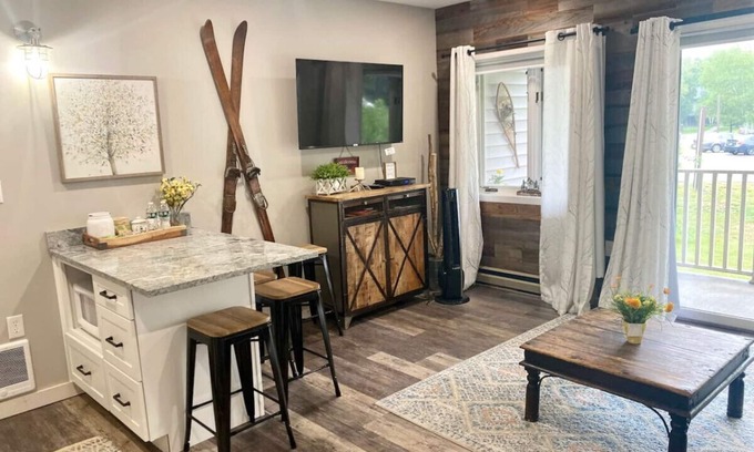 Lincoln Condo | B107 · Mountain getaway!Remodeled 1 bedroom,Pool, hot tub
