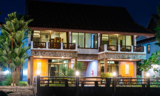 Bang Phra Hotel | BaanRimNam Resort Trat